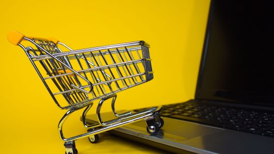 Analiză: Comerțul online românesc va crește cu aproximativ 10% în 2022