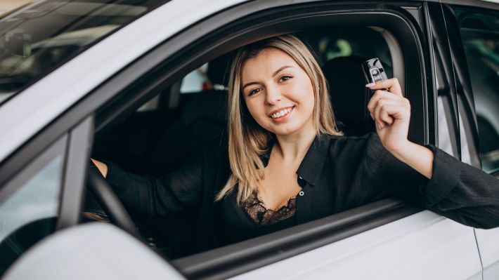 Cum să economisești bani atunci când călătorești: închiriere mașină online vs aeroport
