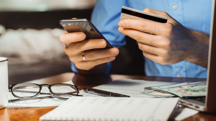 21% dintre europeni nu merg niciodată la bancă, folosind doar servicii financiare digitale