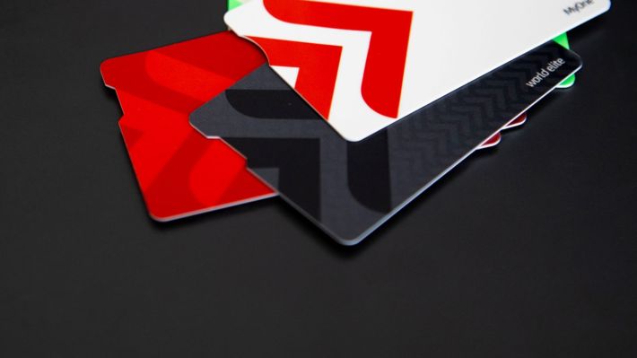 UniCredit va oferi carduri adaptate pentru nevăzători