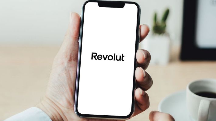 Poți cumpăra bilete de avion cu Punctele Revolut: Fintech-ul britanic bate palma cu Vola