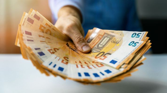 31% dintre persoanele care utilizează produse şi servicii bancare deţin credite în momentul de faţă