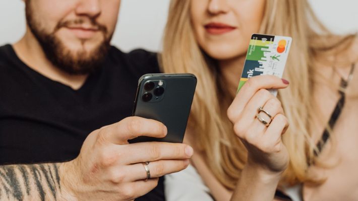 De sărbători, românii au făcut shopping online chiar și în pauza de la serviciu