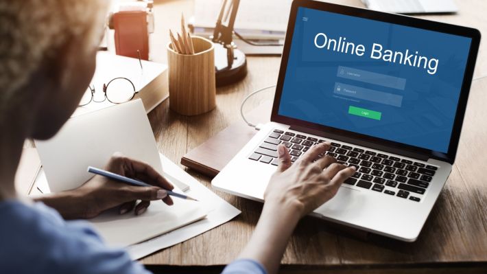 9 din 10 români folosesc conturile bancare în mod digital