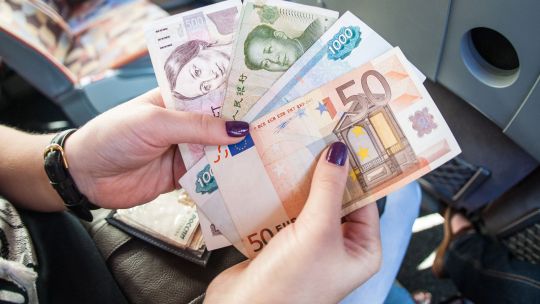 Cum influențează declinul euro și ascensiunea yuanului companiile de comerț din România