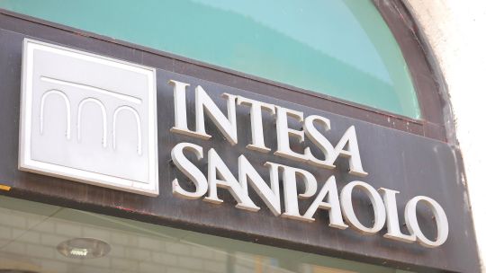 Tranzacția Intesa Sanpolo-First Bank a ajuns la Consiliul Concurenţei