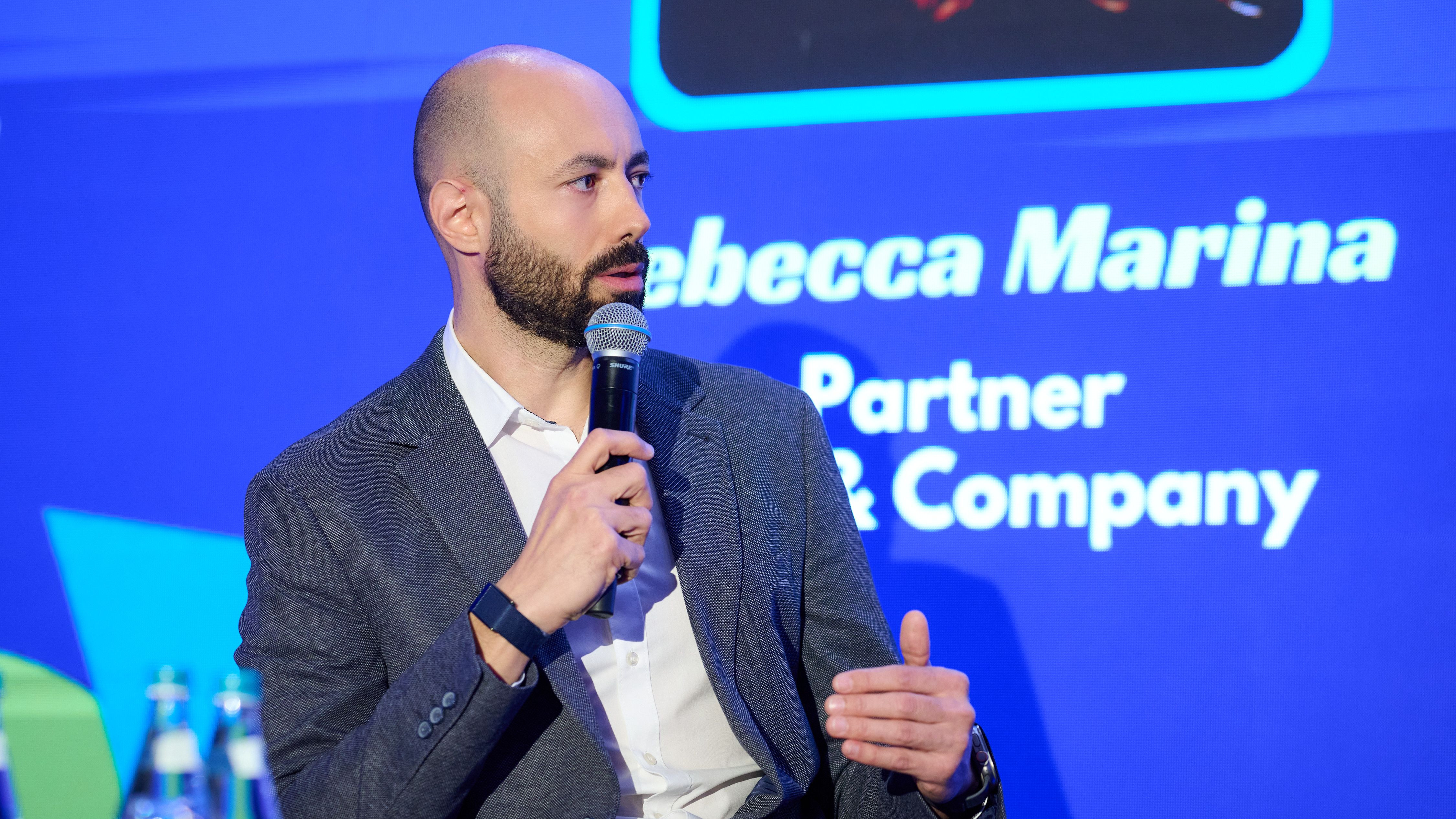 Băncile intră în liga Netflix și Uber: clienții nu mai compară instituții, ci aplicațiile bancare