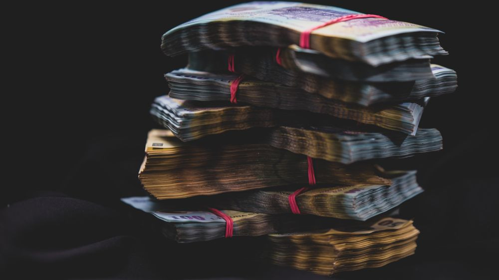 Depozite bancare februarie 2026: Băncile continuă scăderea dobânzilor, chiar dacă inflația încă „mânâncă” economiile românilor