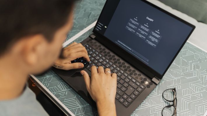 ChatGPT a ajuns la 100 de milioane de utilizatori activi săptămânal