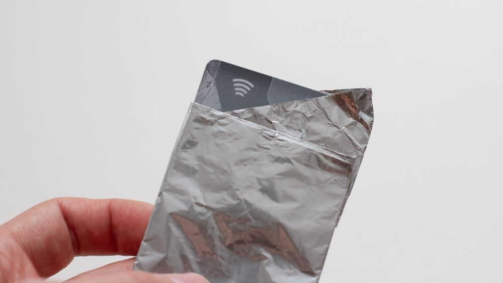 Fenomenul „ghost tapping”, frauda de la începutul erei contactless. În ce constă furtul banilor prin NFC și de ce această escrocherie nu este „rentabilă” pentru atacatori