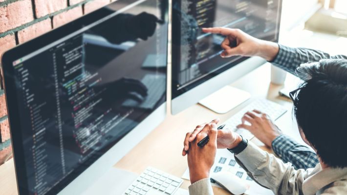 55% dintre companiile globale testează sau exploatează Inteligenţa Artificială Generativă