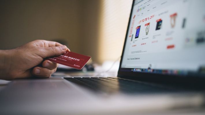 Cum să te protejezi de fraudele din mediul online în 10 pași