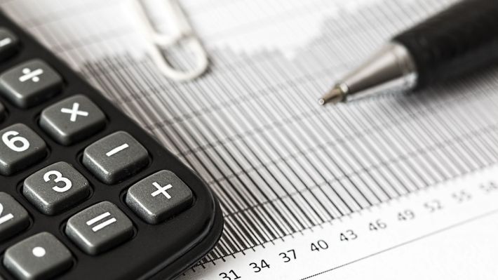 Scade inflația, crește ușor salariul mediu net