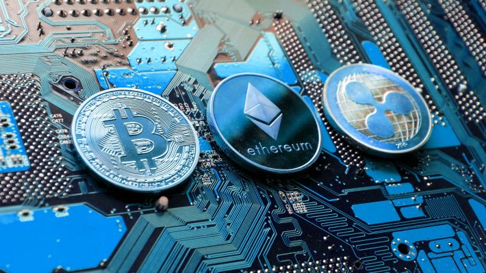 Se lansează Cryptoverse Academy, cursul care te învață cum să investești în criptomonede
