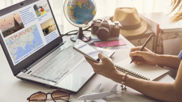 Revolut își lansează serviciul de travel booking. Ce facilități vor avea utilizatorii