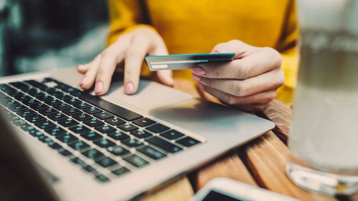 7 din 10 români se tem că ar putea cădea victime fraudelor online