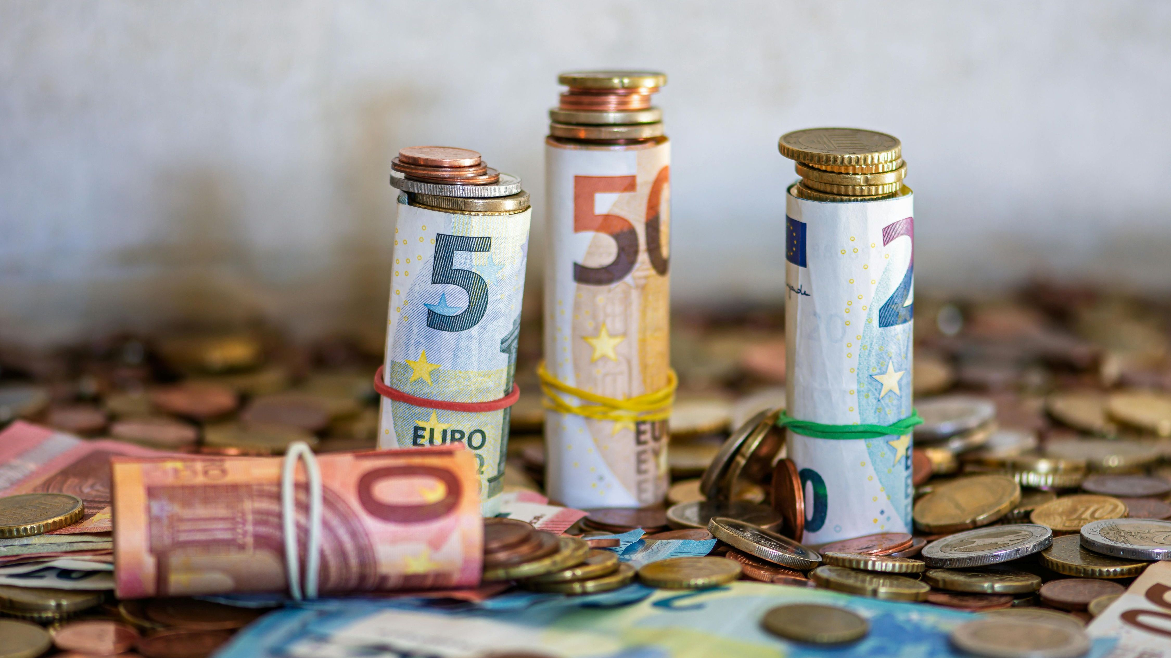 Ce trebuie să știi înainte să deschizi un cont bancar în euro