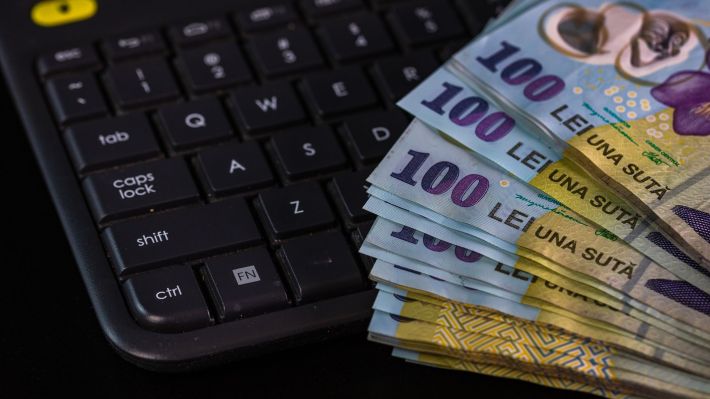 Jumătate dintre investitorii români, îngrijoraţi de recesiunea economică