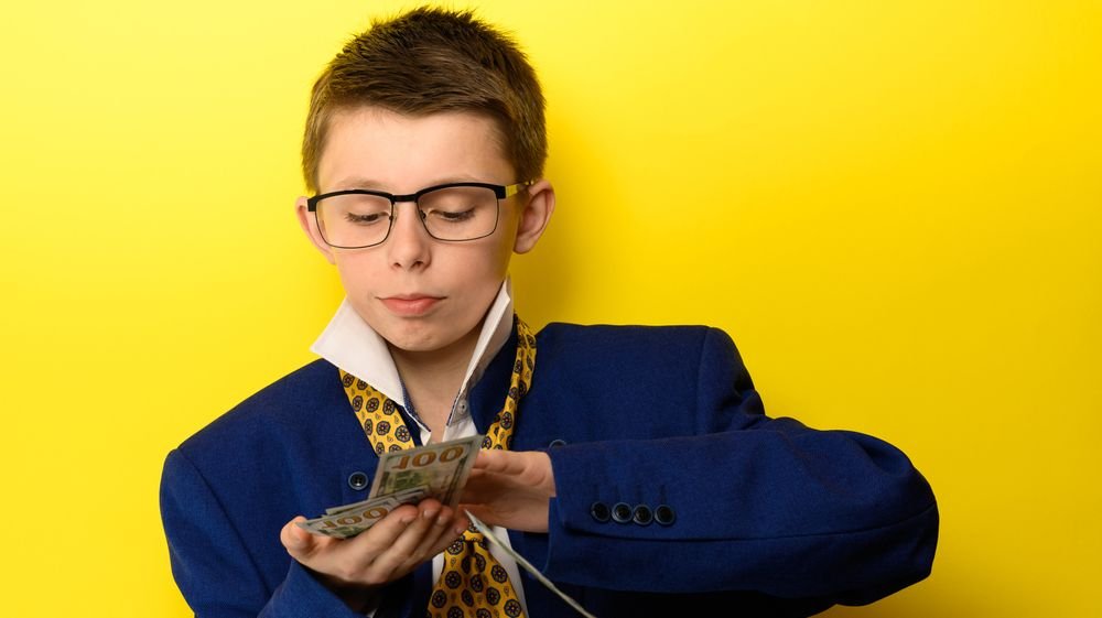 Cont bancar gratuit pentru copii: Cea mai „bătrână” bancă din România vrea cei mai tineri clienți și lansează un pachet cu control parental