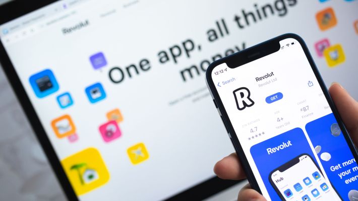Studiu Revolut: 6 din 10 mileniali români folosesc aplicații financiare