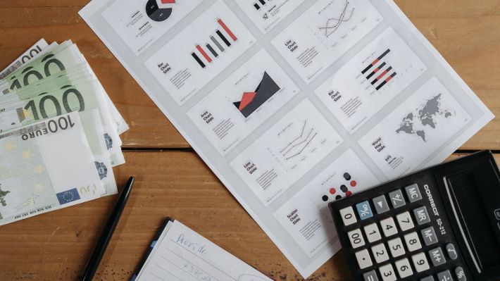 Economia zonei euro a revenit pe creştere în trimestrul al doilea, inflaţia continuă să scadă