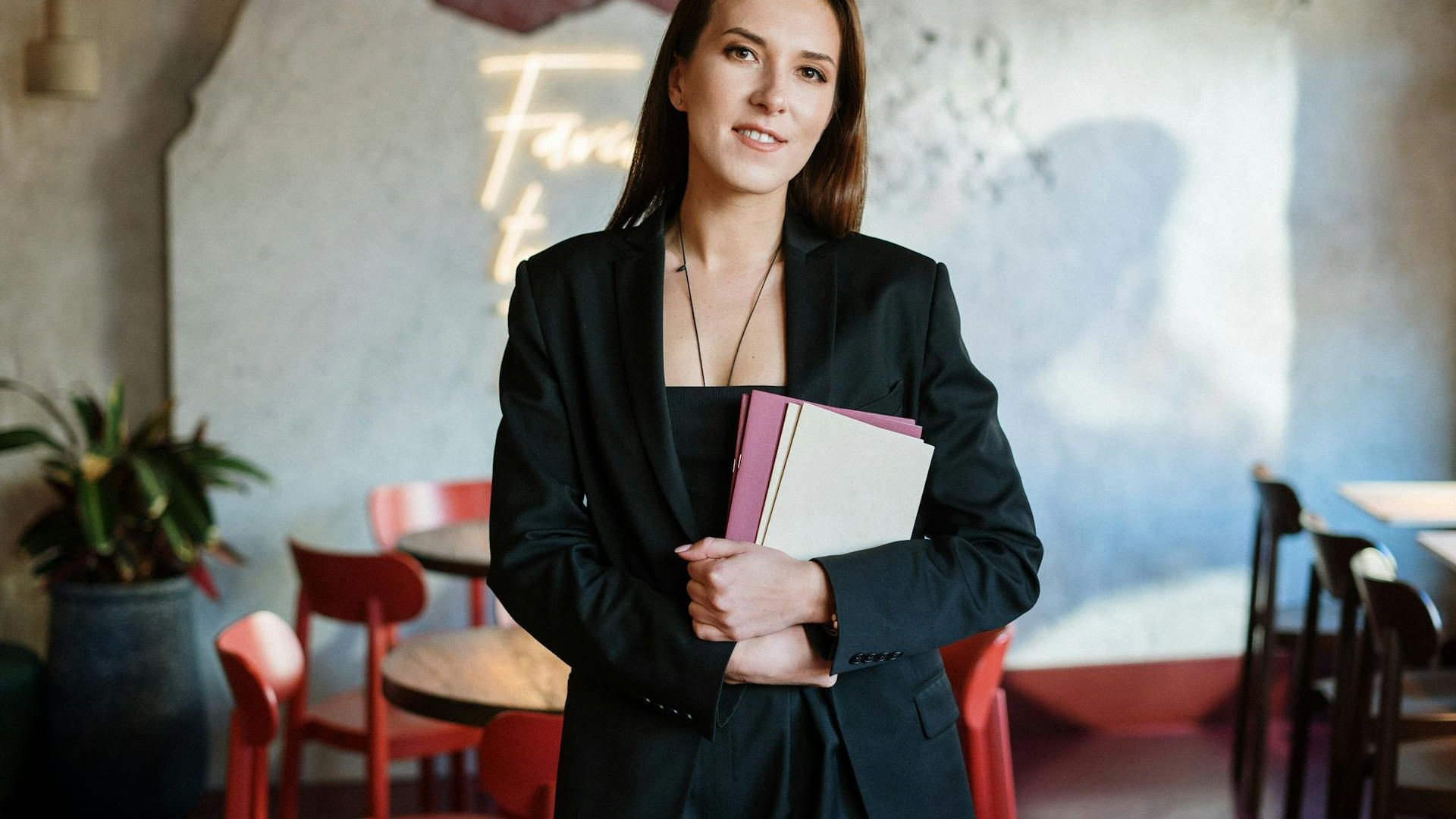 Raiffeisen Bank lansează un program pentru româncele antreprenoare care vor să își extindă afacerea în afara României