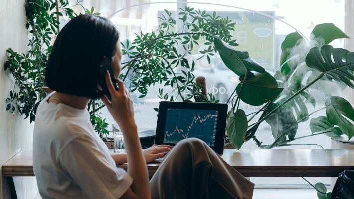 Româncele au stabilit un nou record de investiții la bursă