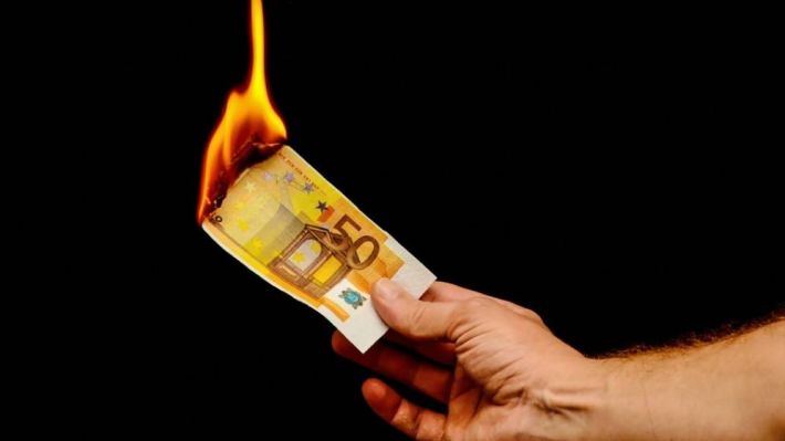 Cu ochii pe portofel și frica-n buzunar: Ce-i sperie pe români în 2025?