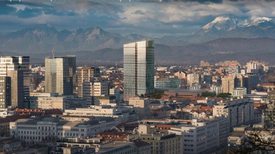VIDEO | OTP Bank, care a ieșit acest an din România, construiește un mic imperiu rezidențial în Slovenia