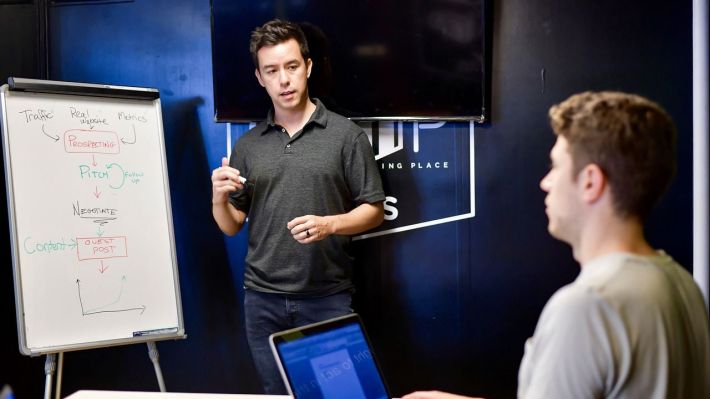 Raiffeisen Bank lansează un accelerator pentru companiile românești. Antreprenorii selectați își vor prezenta proiectele în State