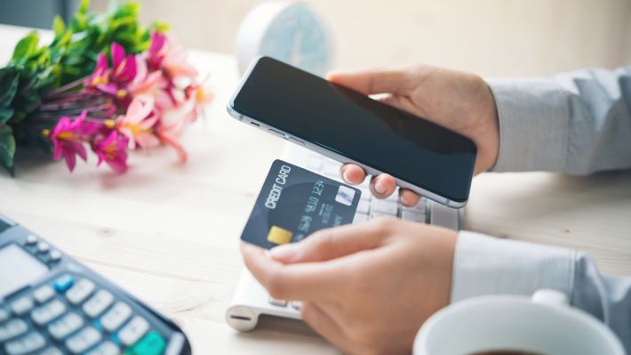 Aproape jumătate dintre români plătesc online cu un card salvat în prealabil