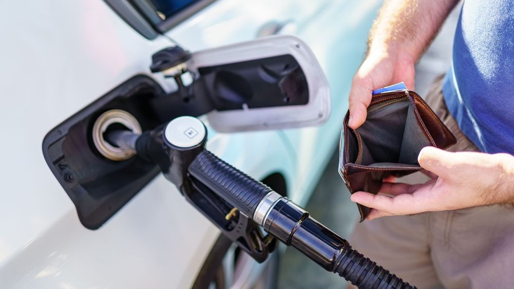 O bancă din România oferă 20 de bani/litru cashback la benzină: oferta pentru șoferi