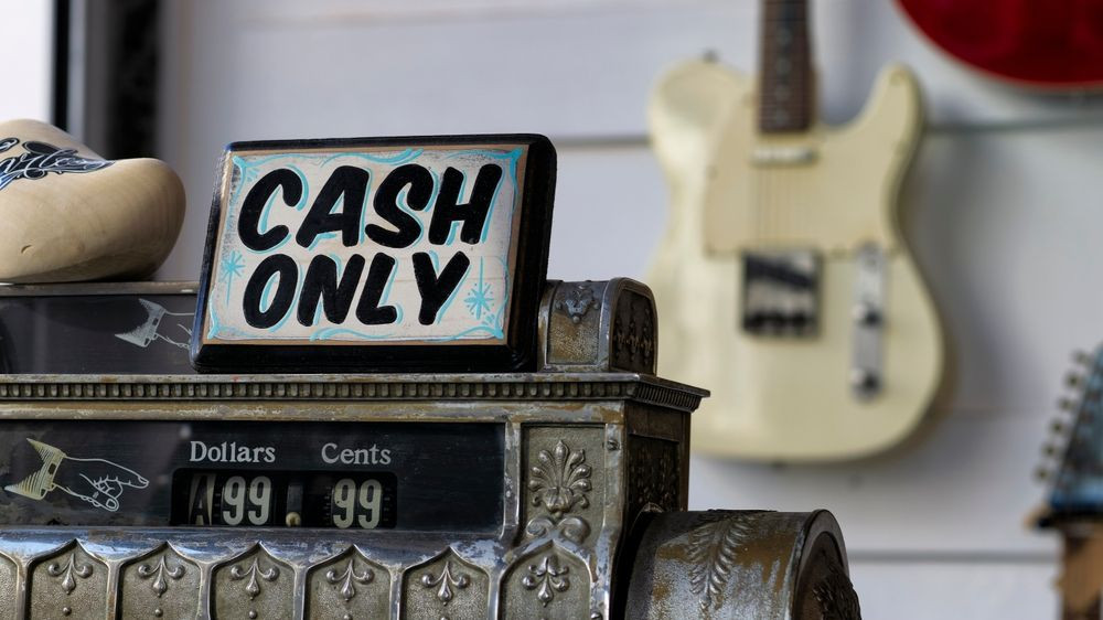 Fără card, fără clienți | Românii lasă cash-ul acasă când pleacă în vacanță: Dacă nu pot plăti cu cardul, aleg alt loc