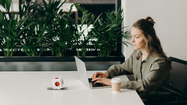 Peste jumătate dintre Gen Z consideră prea mici salariile pentru nivelul lor de experiență