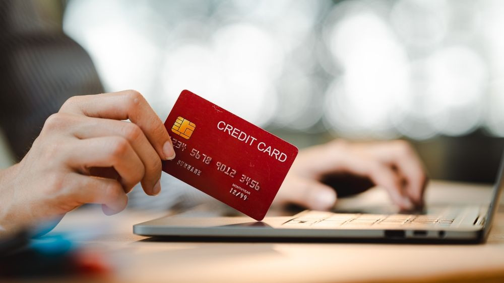 Economistul șef al Visa a observat ceva neobișnuit la români: După măsurile lui Bolojan, aceștia au luat „credite defensive” ca să nu-și schimbe stilul de viață