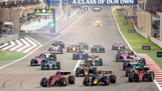 Card nou de la Banca Transilvania: Clienții pot ajunge pe un circuit de Formula 1