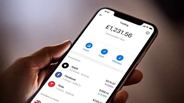 Revolut lanseaza serviciul prin care romanii pot cumpara actiuni la Apple, Facebook sau Tesla