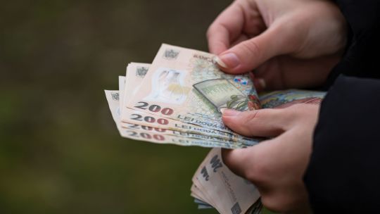 Românii se bazează pe numerar pentru majoritatea achiziţiilor cotidiene