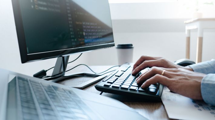 Afacerile industriei de software din România vor atinge un nivel record de 11 miliarde de euro în 2022