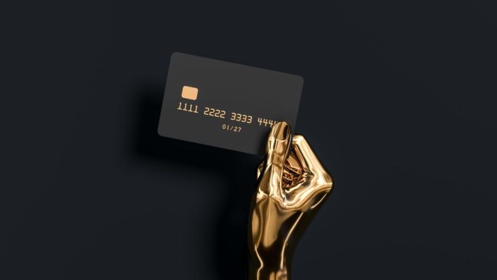 Visa și Raiffeisen Bank lansează Visa Signature: noul card de lux oferă acces în saloanele de VIP la aeroport, șofer privat și asigurare de călătorie