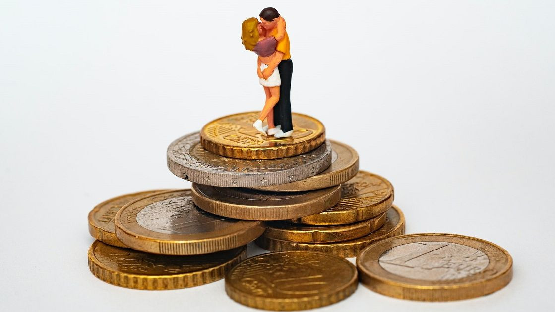 Femeile nu își doresc lângă ele bărbați care câștigă mai puțin: Bărbații nu țin cont la fel de mult