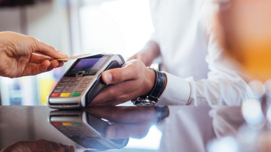 Orange Money a lansat recent o campanie de marketing prin care isi premiaza clientii cu pana la 100 de lei daca platesc in mod frecvent cu cardul