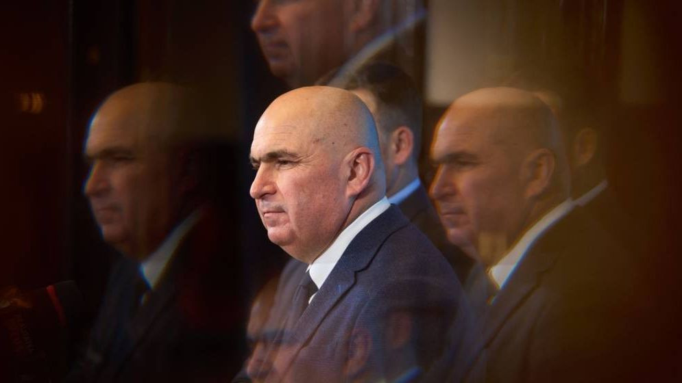 Bolojan promite că nu vor crește TVA-ul sau taxele în 2026, dar urmează tăieri dure în administrație