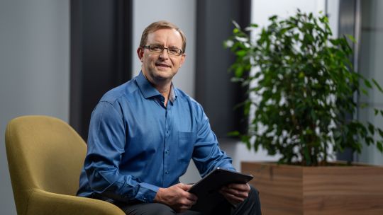 CEO Raiffeisen, despre riscul de recesiune: Crizele vin, dar nu toate companiile trec la fel prin ele. Sistemul bancar are resurse pentru a susține creditarea