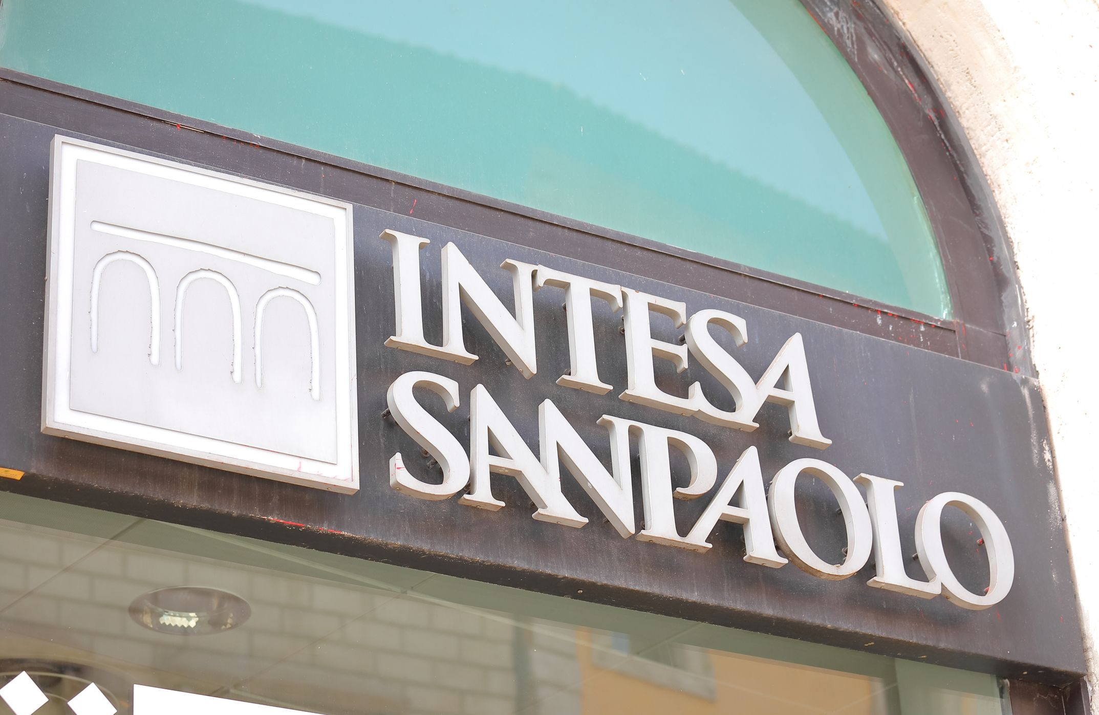Intesa Sanpaolo va prelua First Bank din România