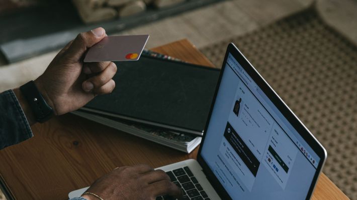 Românii au cumpărat online de aproape 7 miliarde de euro, în 2022