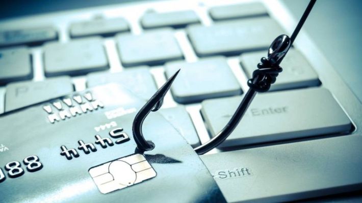 1 din 3 români a pierdut bani după ce a urmat sfaturi de la necunoscuți, din online