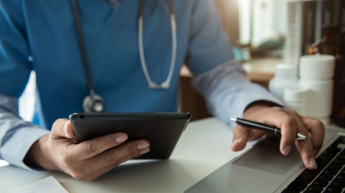 Peste 60.000 de medici lucrează cu Banca Transilvania