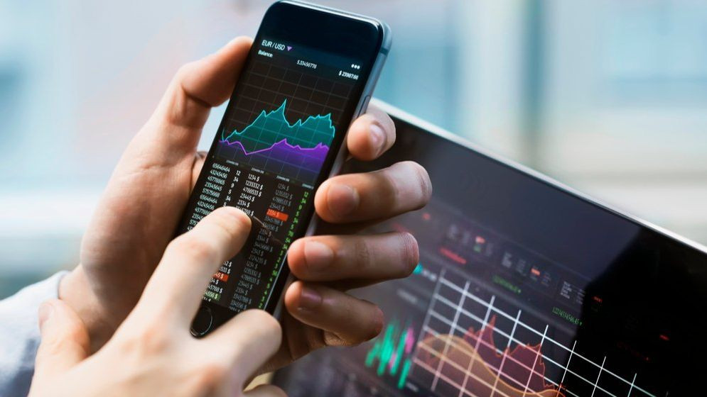 Ce fac românii când bursa scade? Studiu Raiffeisen: 36% continuă să investească, iar 27% pun și mai mulți bani