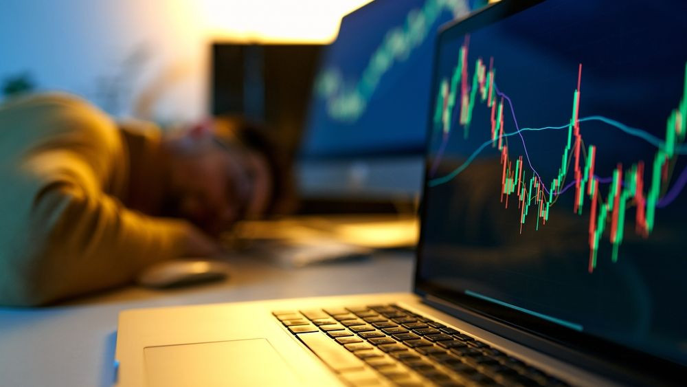 De câte ore de somn are nevoie un bancher? Financial Times analizează cazul unei angajate concediate pentru că dormea 8-9 ore